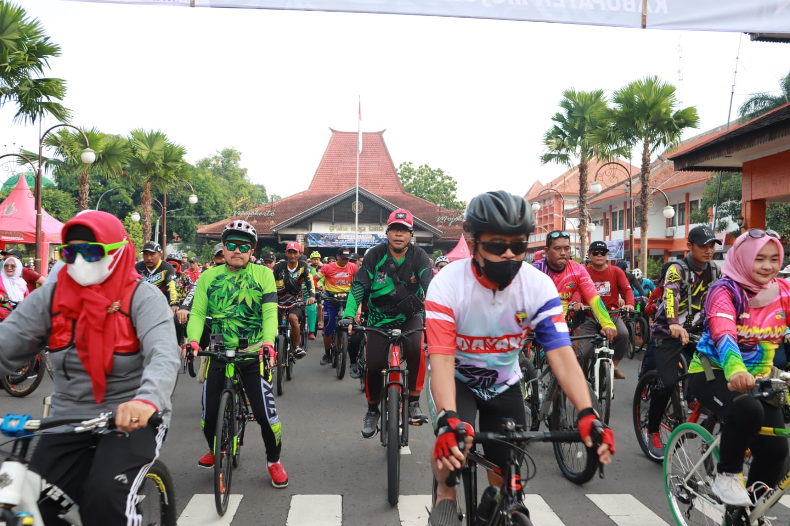 1. Danrem 082CPYJ Gowes Bareng Sekda Pemkab Mojokerto