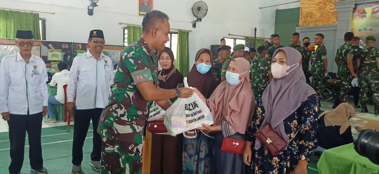 2. Dandim Lamongan Bagikan Sembako dan Vitamin